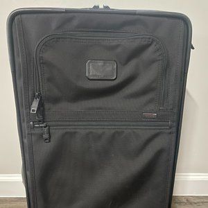Tumi Alpha 2 International Expandable 2 Wheeled 22” Black Carry-On  Measures 22"